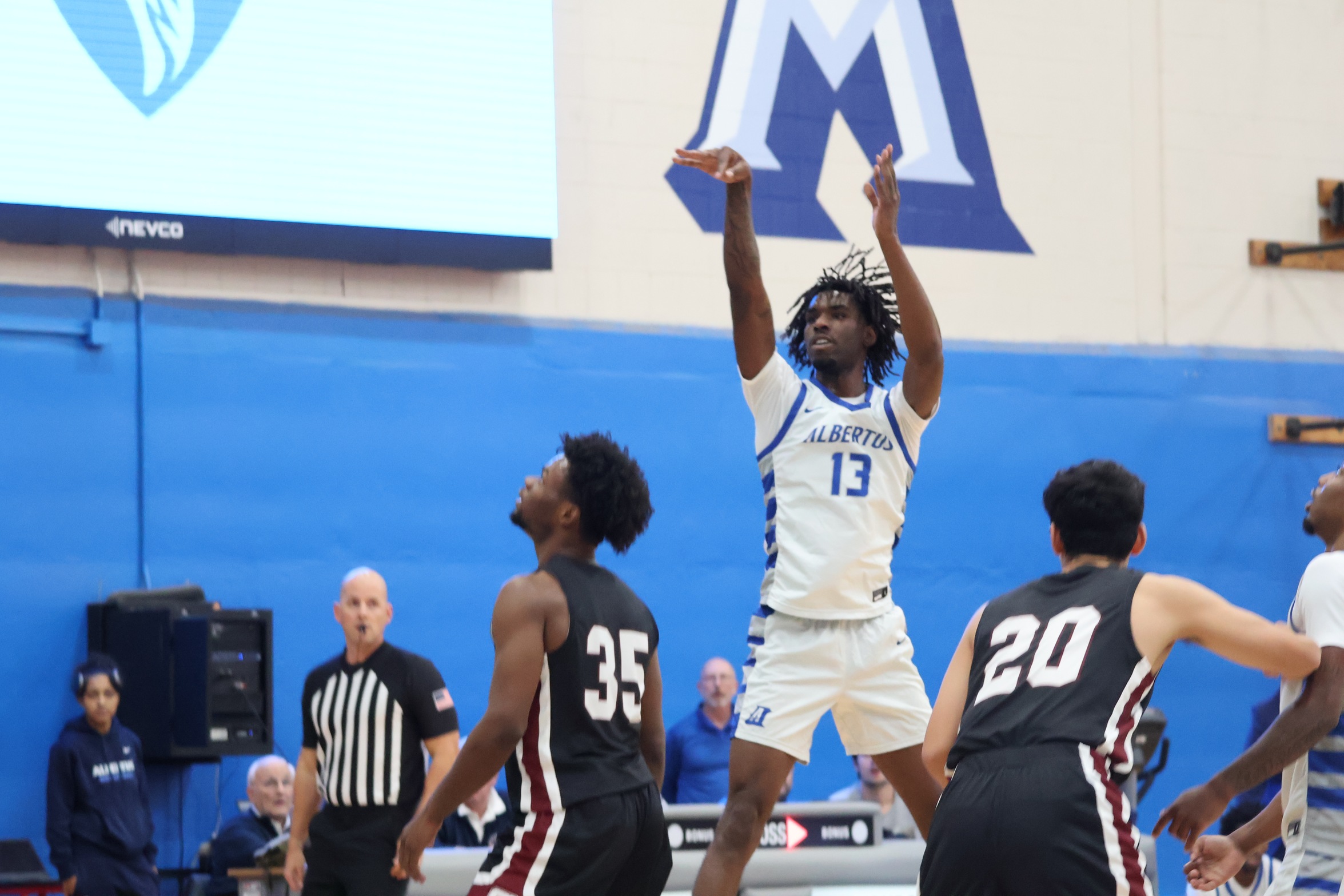 Men's Basketball Defeats To Clark To Pick Up First Win Behind Career-High From Earl