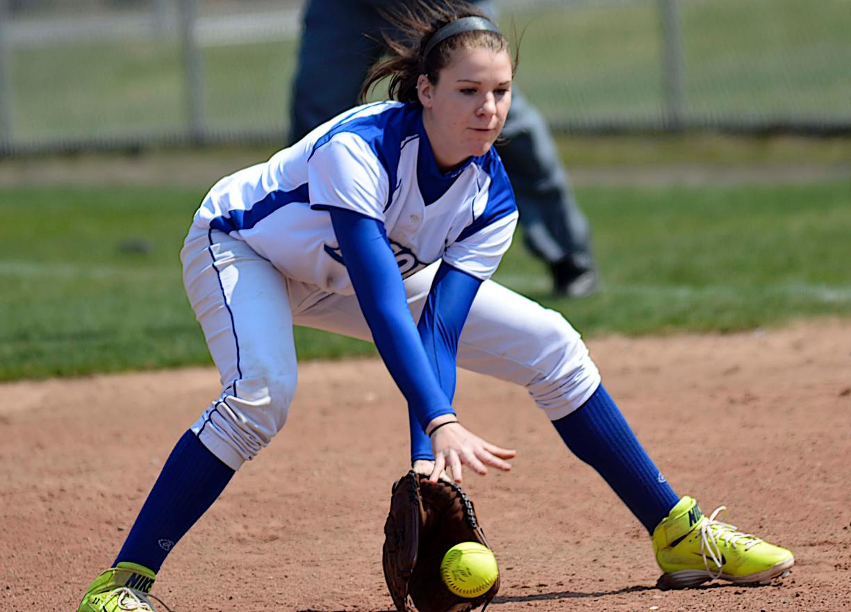 Softball Ends Spring Break Trip with Three Wins on St. Patrick's Day