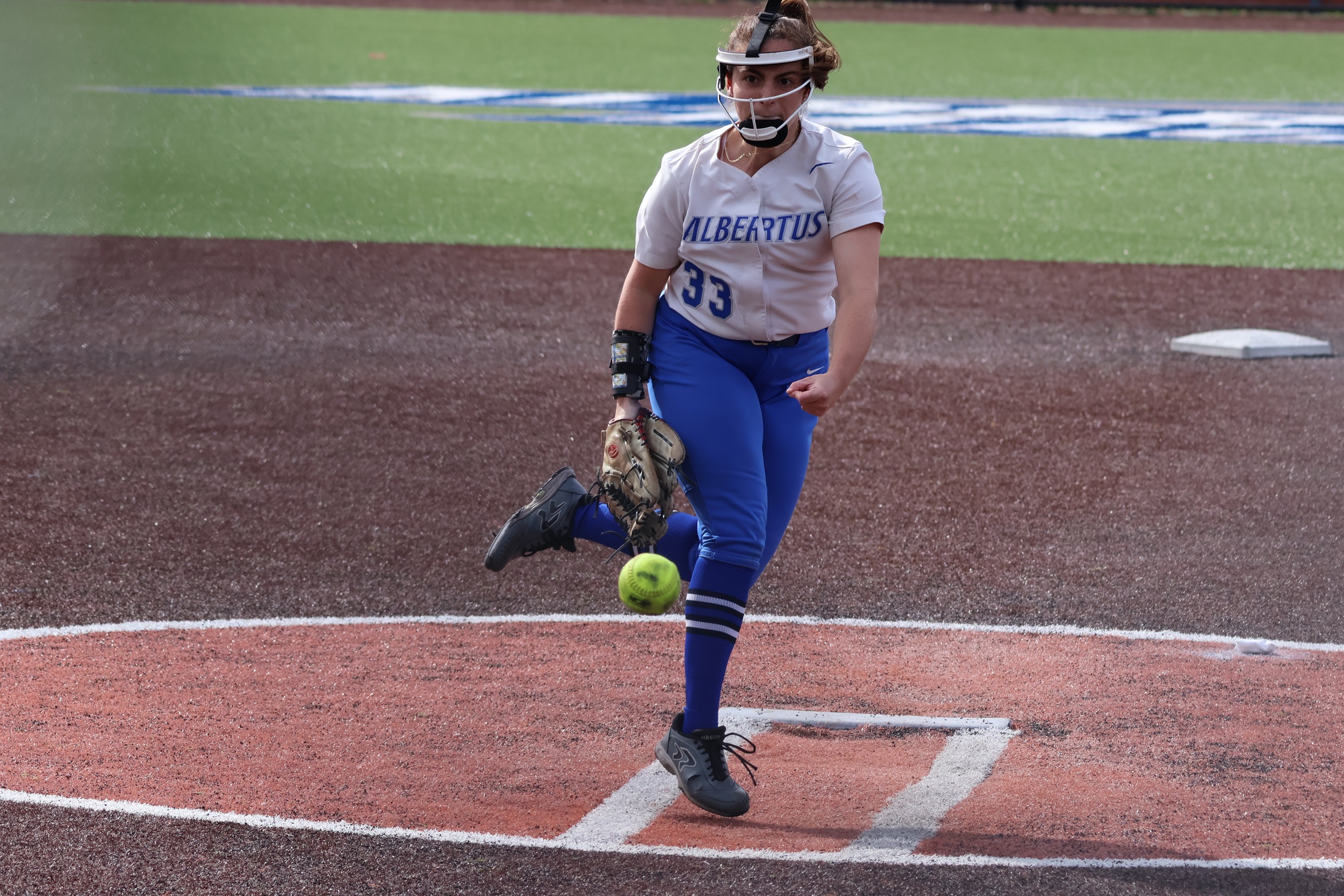 10/10: Softball Extends Winning Streak As Arent Notches 200th Career Strikeout