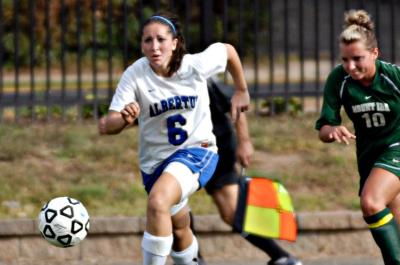 Women's Soccer Edges Simmons 2-1